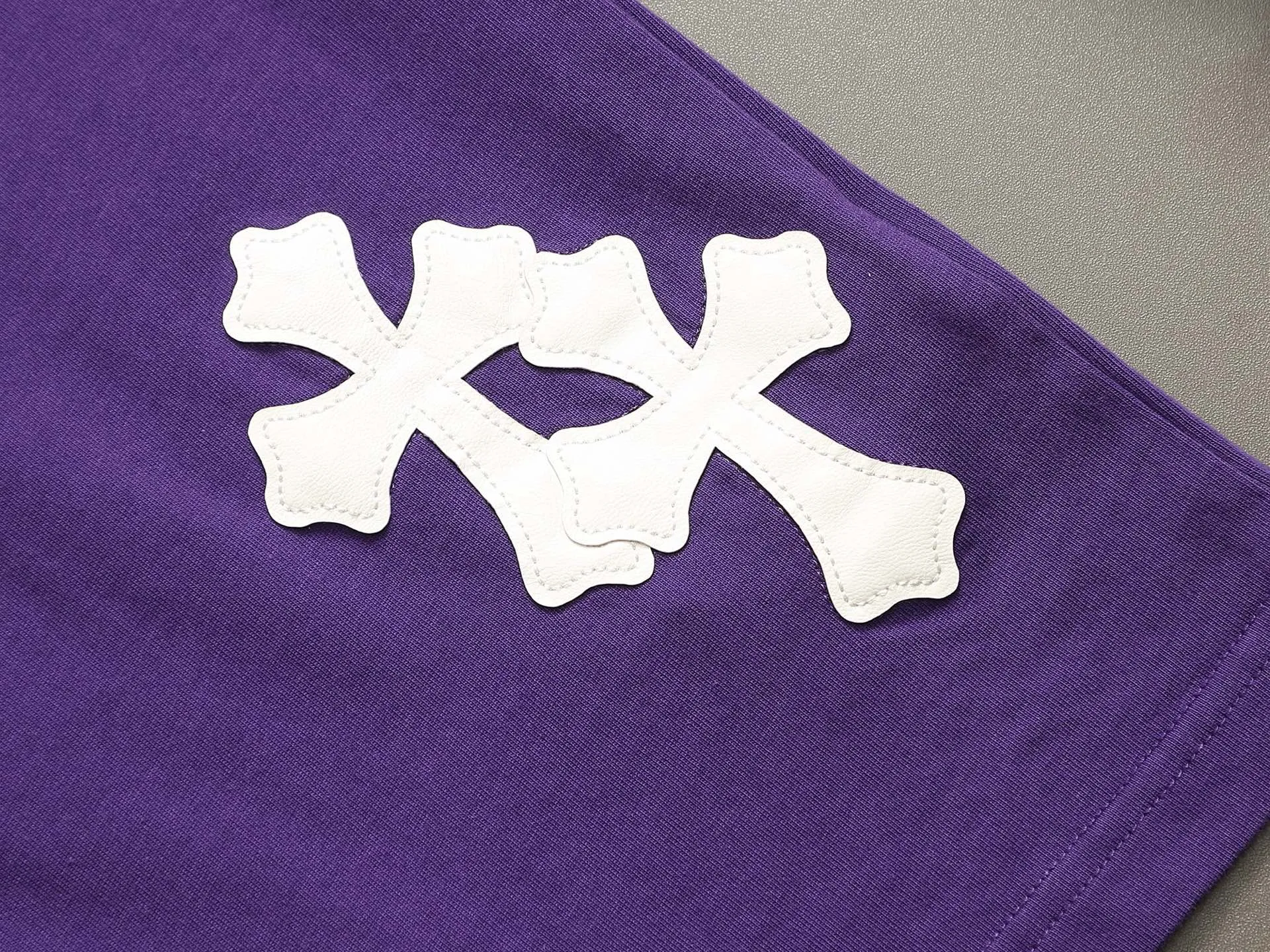 🅿️220 Chrome hearts ch Chrome hearts cross leather short-sleeved T-shirts. Large version. Loose and stylish. The difference is the low version, the slim version, the upper body and the crotch. 100% commitment: top quality, not fast food. The highest version on the market. Top quality, 320 grams. 26 custom-dyed double yarn cotton, same style for men and women, complete with three standards. Color: black, purple, brown, khaki Size: XS-L Size chart: